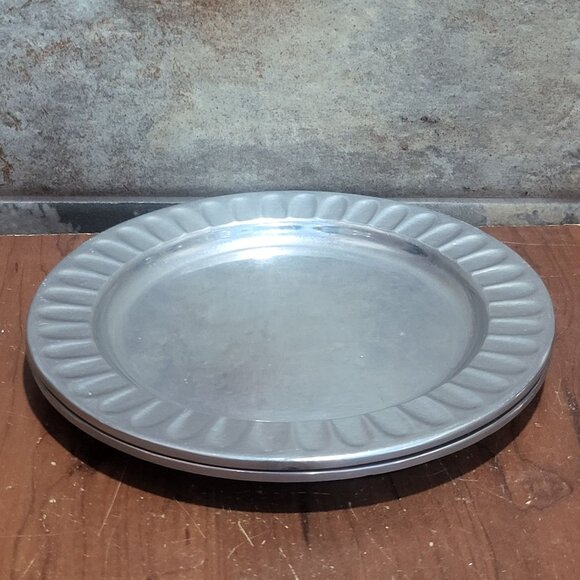 Two Vintage Wilton Armetale Plates Fluted Edges - Picture 11 of 12